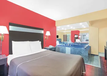 Howard Johnson by Wyndham North Bergen hotel thumbnail 3