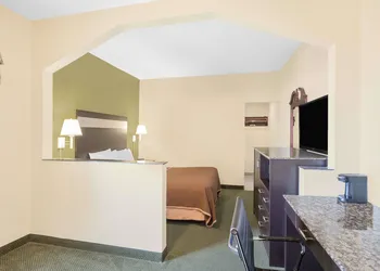 Howard Johnson by Wyndham North Bergen hotel thumbnail 4