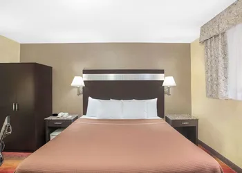 Howard Johnson by Wyndham North Bergen hotel thumbnail 5