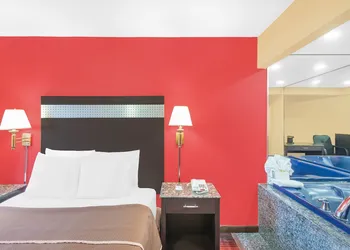 Howard Johnson by Wyndham North Bergen hotel thumbnail 6