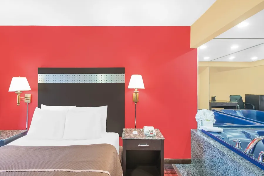 Howard Johnson by Wyndham North Bergen hotel detail image 6