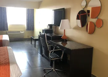 Howard Johnson by Wyndham North Bergen hotel thumbnail 8