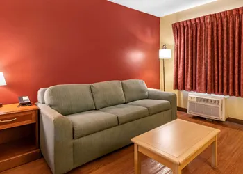 Econo Lodge Inn & Suites Maingate Central hotel thumbnail 3
