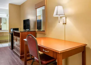 Econo Lodge Inn & Suites Maingate Central hotel thumbnail 6