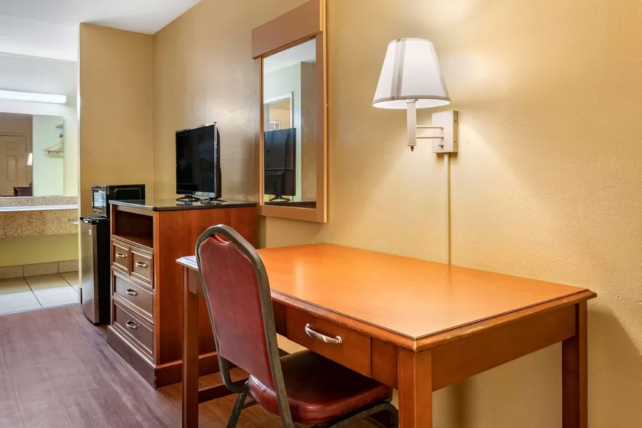 Econo Lodge Inn & Suites Maingate Central hotel detail image 6