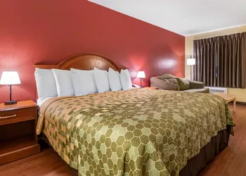 Econo Lodge Inn & Suites Maingate Central hotel thumbnail 7