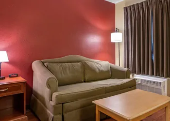 Econo Lodge Inn & Suites Maingate Central hotel thumbnail 8