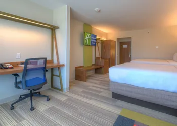 Holiday Inn Express & Suites Tulsa Midtown by IHG hotel thumbnail 4