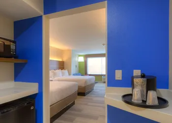 Holiday Inn Express & Suites Tulsa Midtown by IHG hotel thumbnail 6