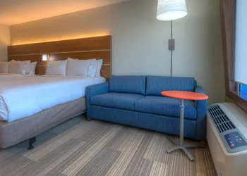 Holiday Inn Express & Suites Tulsa Midtown by IHG hotel thumbnail 7