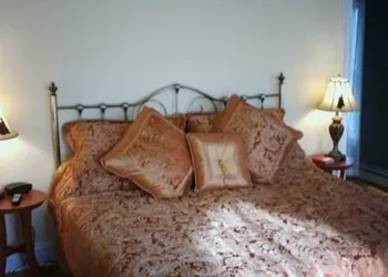 Four Creeks Bed & Breakfast hotel thumbnail 2