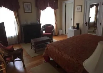Four Creeks Bed & Breakfast hotel thumbnail 5