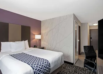 La Quinta Inn & Suites by Wyndham Fayetteville hotel thumbnail 5