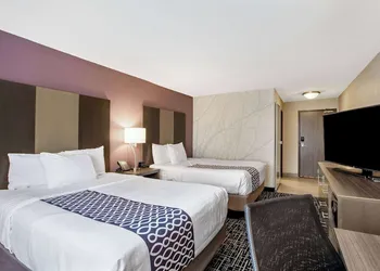 La Quinta Inn & Suites by Wyndham Fayetteville hotel thumbnail 6