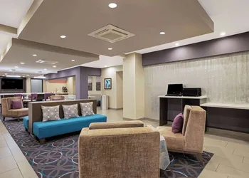 La Quinta Inn & Suites by Wyndham Fayetteville hotel thumbnail 3