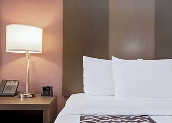 La Quinta Inn & Suites by Wyndham Fayetteville hotel thumbnail 4