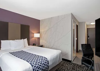 La Quinta Inn & Suites by Wyndham Fayetteville hotel thumbnail 5