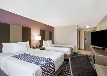 La Quinta Inn & Suites by Wyndham Fayetteville hotel thumbnail 6