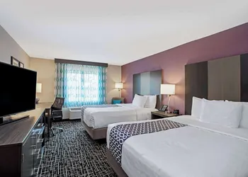 La Quinta Inn & Suites by Wyndham Fayetteville hotel thumbnail 7
