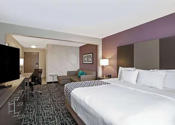 La Quinta Inn & Suites by Wyndham Fayetteville hotel thumbnail 8