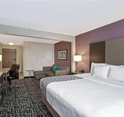 La Quinta Inn & Suites by Wyndham Fayetteville hotel detail image 7