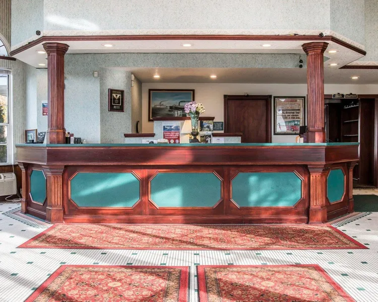 Clarion Hotel Mackinaw City Beachfront hotel detail image 2