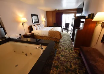 Clarion Hotel Mackinaw City Beachfront hotel thumbnail 5