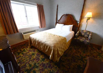 Clarion Hotel Mackinaw City Beachfront hotel thumbnail 7