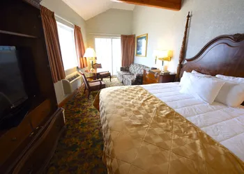 Clarion Hotel Mackinaw City Beachfront hotel thumbnail 8