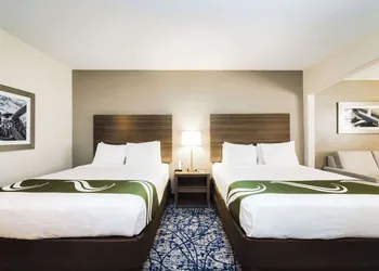 Quality Suites Houston Hobby Airport hotel thumbnail 8