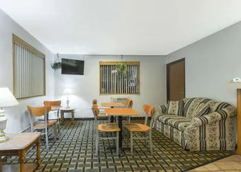 Super 8 by Wyndham Twinsburg/Cleveland Area hotel thumbnail 2