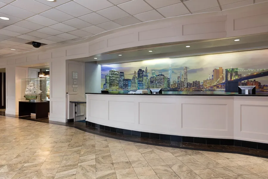 La Quinta Inn & Suites by Wyndham Secaucus Meadowlands hotel detail image 2