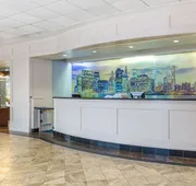 La Quinta Inn & Suites by Wyndham Secaucus Meadowlands hotel detail image 3