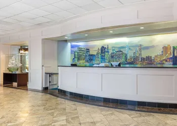La Quinta Inn & Suites by Wyndham Secaucus Meadowlands hotel thumbnail 3