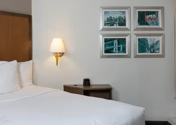 La Quinta Inn & Suites by Wyndham Secaucus Meadowlands hotel thumbnail 5