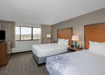 La Quinta Inn & Suites by Wyndham Secaucus Meadowlands hotel thumbnail 6