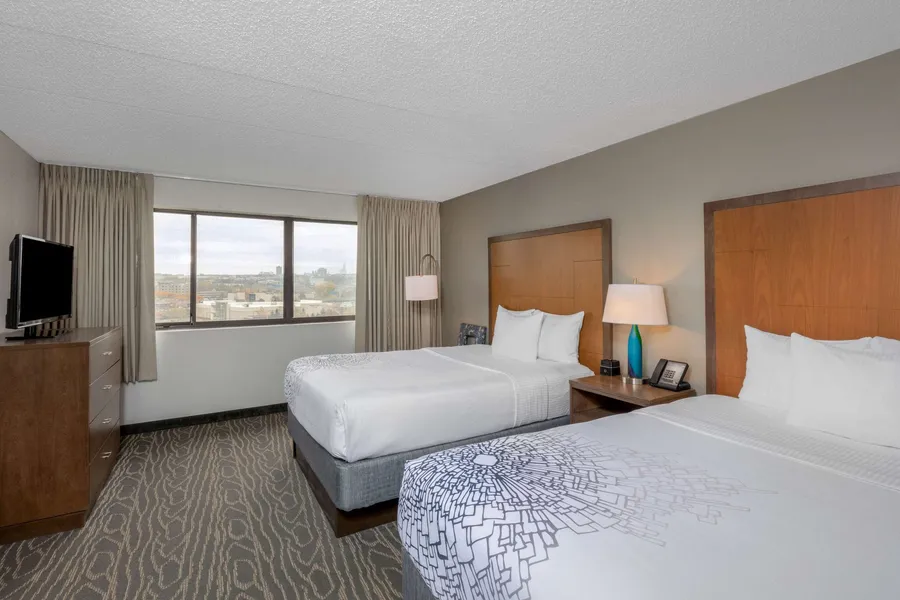 La Quinta Inn & Suites by Wyndham Secaucus Meadowlands hotel detail image 6
