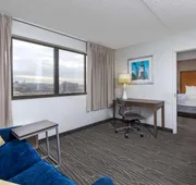 La Quinta Inn & Suites by Wyndham Secaucus Meadowlands hotel detail image 7