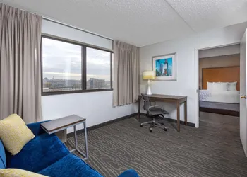 La Quinta Inn & Suites by Wyndham Secaucus Meadowlands hotel thumbnail 7