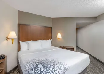 La Quinta Inn & Suites by Wyndham Secaucus Meadowlands hotel thumbnail 8