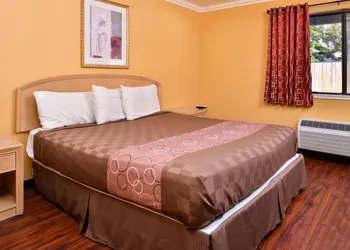 Americas Best Value Inn & Suites Clearlake Wine Country hotel thumbnail 3