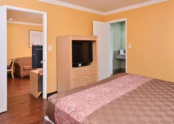 Americas Best Value Inn & Suites Clearlake Wine Country hotel thumbnail 4