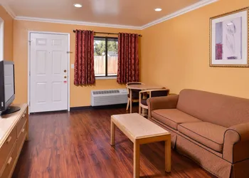 Americas Best Value Inn & Suites Clearlake Wine Country hotel thumbnail 5