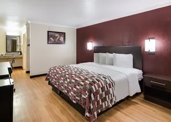 Red Roof Inn & Suites Commerce - Athens hotel thumbnail 7