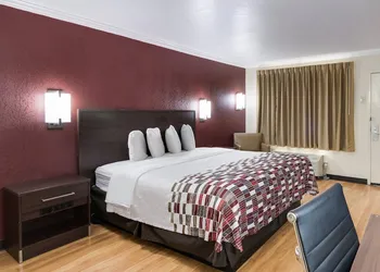 Red Roof Inn & Suites Commerce - Athens hotel thumbnail 8