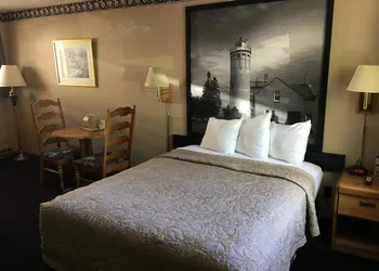 Super 8 by Wyndham Mackinaw City/Beachfront Area hotel thumbnail 5