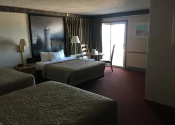 Super 8 by Wyndham Mackinaw City/Beachfront Area hotel thumbnail 6