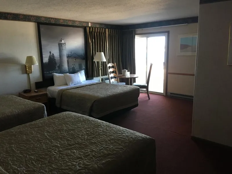 Super 8 by Wyndham Mackinaw City/Beachfront Area hotel detail image 6