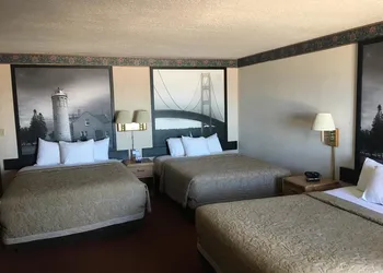Super 8 by Wyndham Mackinaw City/Beachfront Area hotel thumbnail 7