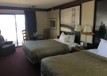 Super 8 by Wyndham Mackinaw City/Beachfront Area hotel thumbnail 8